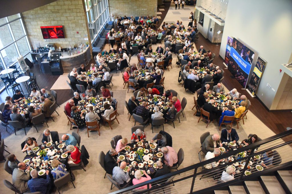 guests eat at Tabor president's dinner