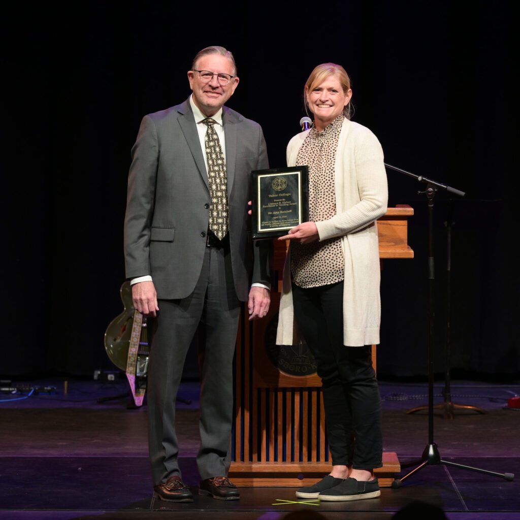 Dr. Amy Ratzlaff receives award